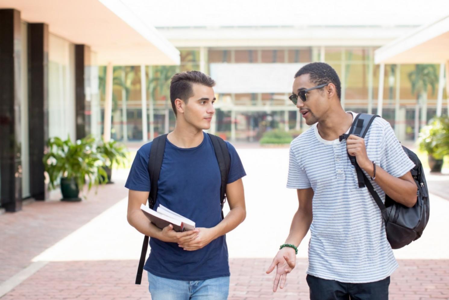 Moderne Büroumgebung mit Finanzplanungsdokumenten